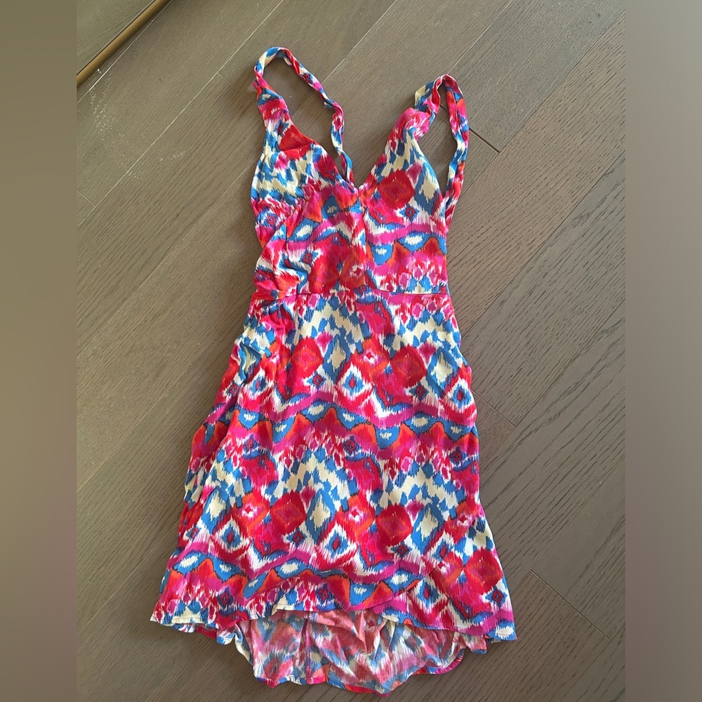 Multicolored dress with criss-cross straps in the back